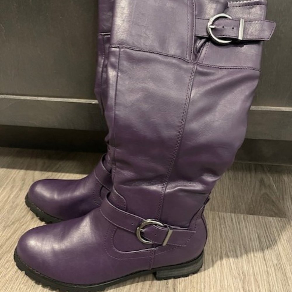Daily Women's purple boots Size 8 NWOT!